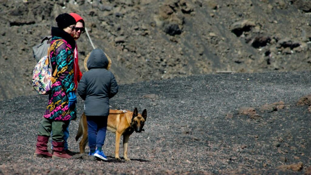 famiglia con cane in montagna