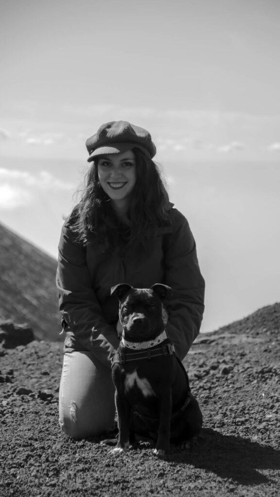 ragazza con cappello e cane staffy in montagna